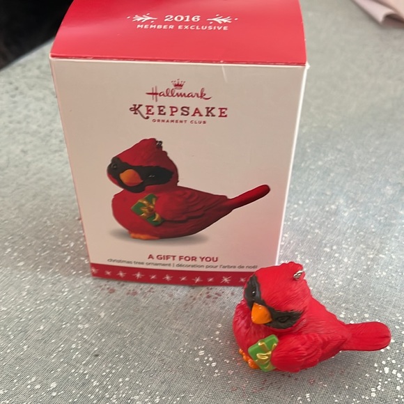 2016 Member Exclusive Hallmark Keepsake Ornament - Picture 2 of 4